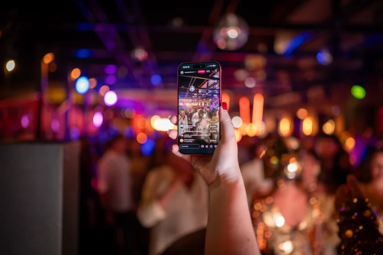 Ospite che fotografa la festa con lo smartphone sulla pista di Karapami Eventi, Giugliano in Campania