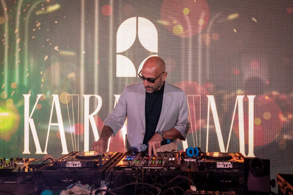 Dj set con maxischermo Karapami nella sala feste di Giugliano in Campania, scelta per diciottesimi e compleanni