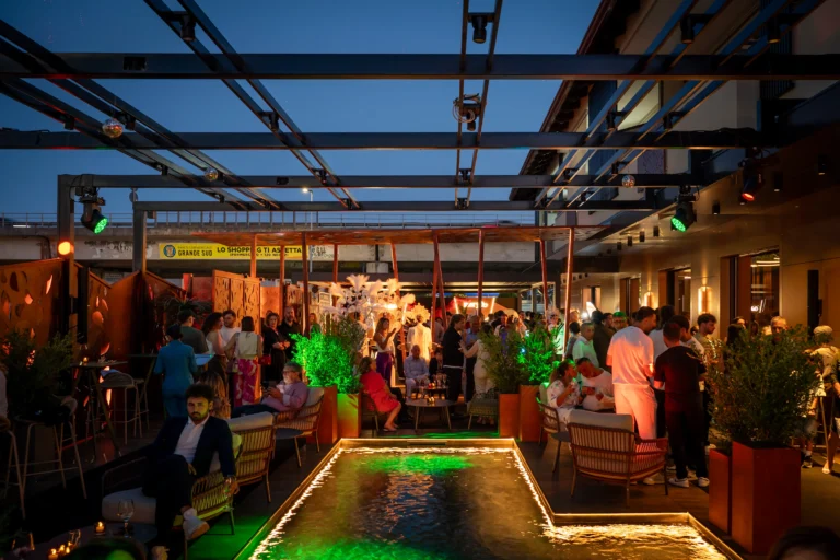 Terrazza esterna con specchio d'acqua illuminato e invitati, Karapami Eventi a Giugliano in Campania